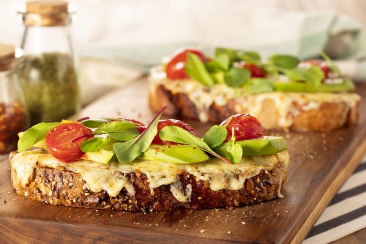 /media/1242/20210224_toast_abacate_queijo_tomatinhos-2